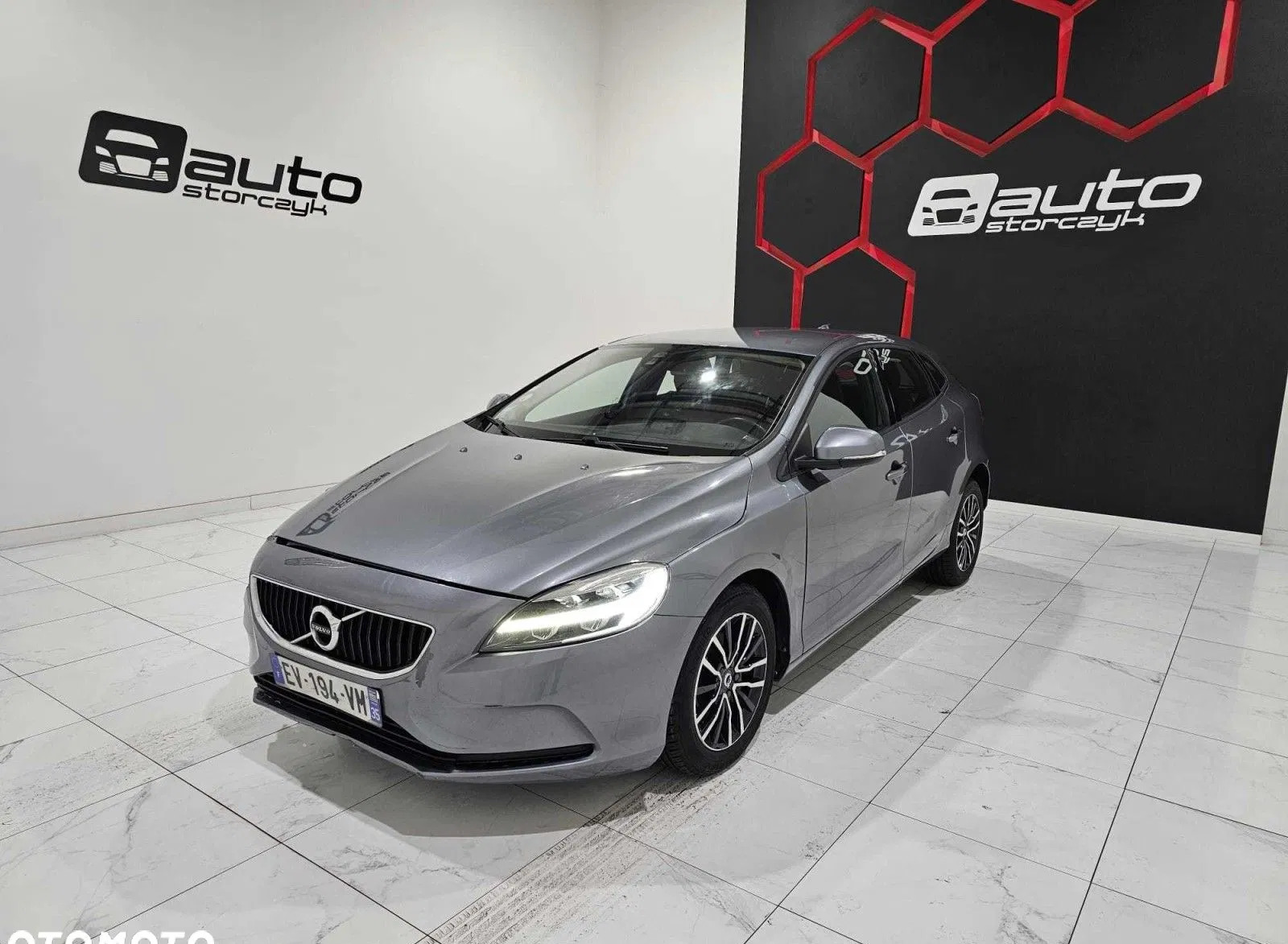 lubelskie Volvo V40 cena 35700 przebieg: 143829, rok produkcji 2018 z Dobrodzień